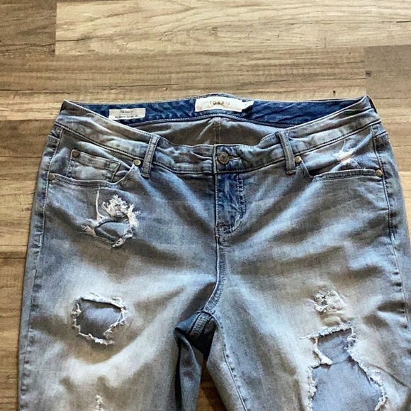 TORRID LIGHT WASH DISTRESSED PATCHED MID RISE SKINNY JEANS SZ 14 - Picture 3 of 12